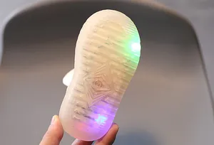 Vista detallada de la suela LED luminosa para zapatos de niño con talla 21 grabada