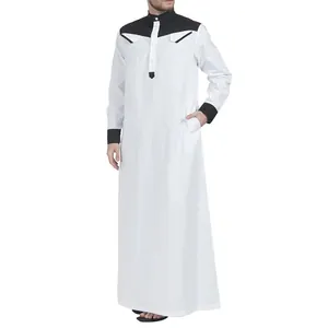 Thobe tradicional blanco para hombre con detalles en contraste negro en el cuello y hombros.