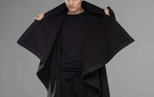 Detail des schwarzen Punk-Streetstyle-Herrenumhangs mit unregelmäßigem Saum