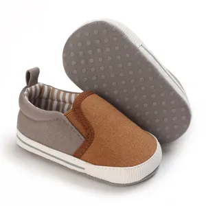 Detailopname van babyschoentjes met zachte antislipzool voor eerste stapjes