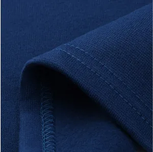 Μακροσκοπική λεπτομέρεια από μπλε ύφασμα fleece με ενισχυμένη διπλή ραφή στο τελείωμα
