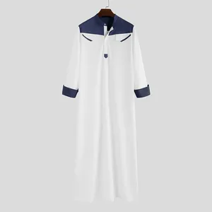 Vista frontal de thobe blanco tradicional para hombre con costuras en contraste azul marino.