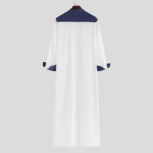 Vista posterior detallada de una túnica tradicional blanca para hombre con azul marino