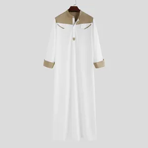 Túnica Thobe blanca para hombre con detalles en contraste caqui y cuello levantado clásico