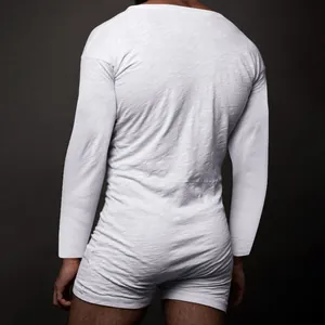 Vista trasera de un body blanco de manga larga con textura de tejido