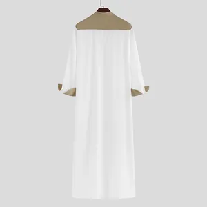 Vista posterior de una túnica thobe tradicional blanca para hombre con detalles caqui