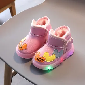 Botas de nieve rosas para niños con suelas LED y diseño de patito