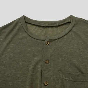 Vista detallada del cuello Henley verde oliva en un cómodo body de ropa para el hogar
