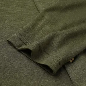 Primer plano de la textura del tejido de punto verde oliva y las costuras de la manga