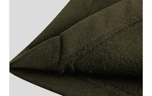 Makro-Detail des warmen Fleecefutters und der Nähte für dunkelgrünen Herrenmantel.