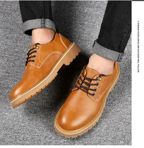 Vista dettagliata di scarpe casual in pelle marrone da uomo su sfondo di moquette grigia
