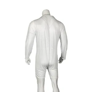 Vista posterior de un body blanco ajustado de manga larga en un maniquí blanco liso