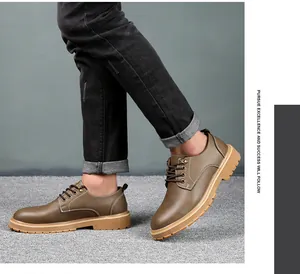 Vista laterale di scarpe retro in pelle marrone da uomo con jeans neri.