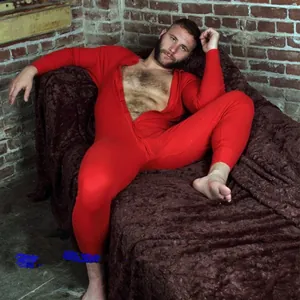 Dettaglio di una tuta intera rossa sexy da uomo, pigiama confortevole per la casa.
