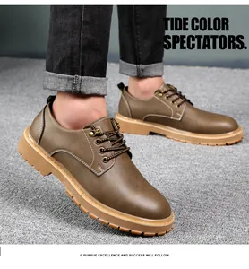 Scarpe da lavoro in pelle marrone da uomo, stile britannico retrò, indossate su tappeto