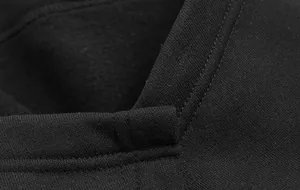 Detailansicht des schwarzen Fleece-Stoffes und der Nähte an Herrenmantel mit Stehkragen