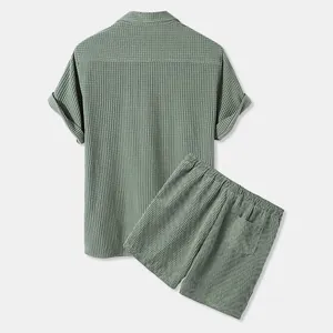 Vista trasera detallada de conjunto para hombre de camisa y pantalón corto gofrado