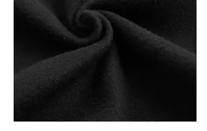 Nahaufnahme von hochwertigem schwarzem Wollstoff mit weicher Textur und Dichte.