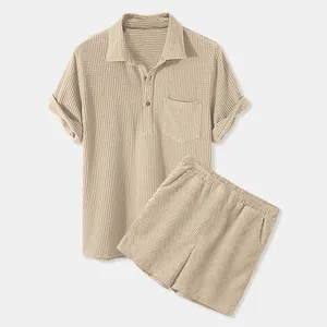 Detalle del conjunto de verano para hombre en punto gofrado beige con camisa y pantalón