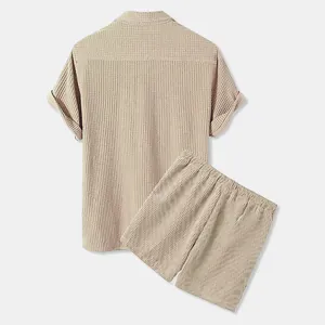 Vista trasera de conjunto beige de camisa y pantalones cortos tipo gofre para hombre.