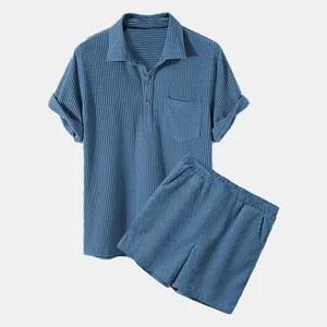 Conjunto azul de punto gofrado para hombre con polo de manga corta y pantalones cortos.