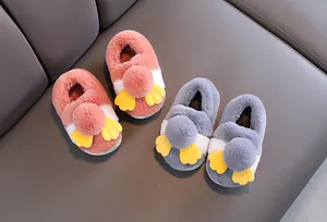Simpatiche pantofole a pinguino in peluche per bambini in rosa e grigio per inverno