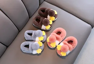 Pantofole invernali in peluche per bambini stile papera in marrone, grigio e rosa