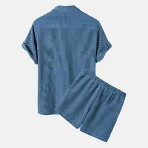 Vista posterior del conjunto azul para hombre de punto de gofre con camisa y short