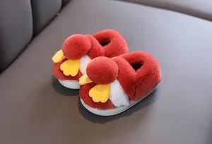 Dettaglio delle pantofole in peluche rosse per bambini con morbida pelliccia sintetica