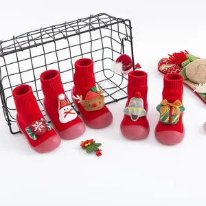 Vue détaillée de chaussures chaussettes bébé rouges de Noël avec divers personnages 3D