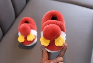 Pantofole rosse in peluche per bambini con simpatici motivi a zampa gialla