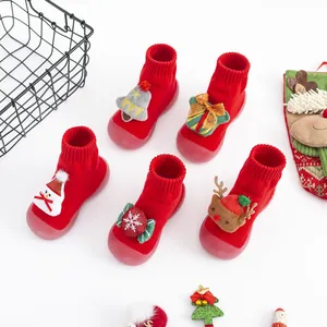 Vue détaillée de chaussures de marche de Noël pour bébés avec divers ornements festifs.