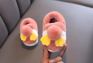 Primo piano di graziose pantofole in peluche rosa per bambini con piedini di anatra