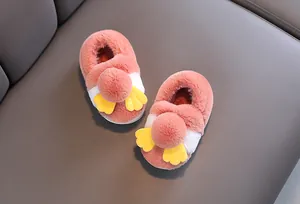Ciabatte di peluche rosa per bambini con dettagli anatra per il calore invernale