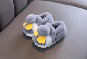 Morbide pantofole in peluche grigie per bambini con design a cartone e suola antiscivolo