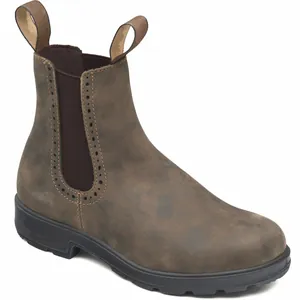 Vista detallada profesional de botines Chelsea marrones con elegantes detalles brogue