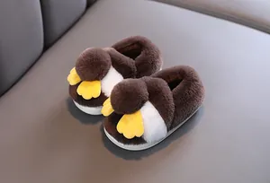 Pantofole di peluche marroni per bambini con suola in gomma antiscivolo da interno