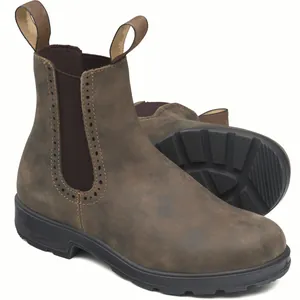 Vista detallada de botas Chelsea Martin de cuero marrón con perforaciones brogue