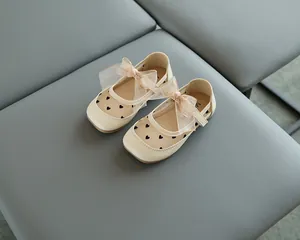 Detailansicht cremefarbener Mädchen-Prinzessinenschuhe mit Mesh-Schleife und Herz