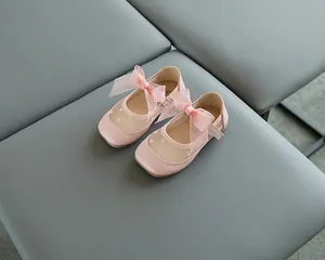 Detailansicht von rosa Mädchen-Prinzessin-Schuhen mit atmungsaktivem Netz und Schleife