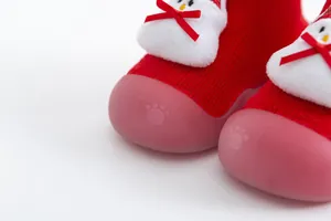Gros plan des chaussons de Noël pour bébé avec bonhomme de neige et semelle souple