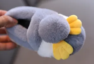 Vista macro che mostra la morbida texture di queste graziose pantofole a pinguino