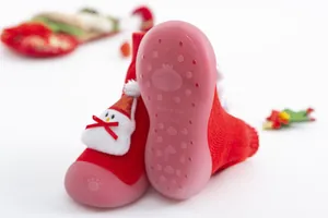 Vue détaillée de chaussettes de Noël rouges pour bébés avec bonhomme de neige et semelle