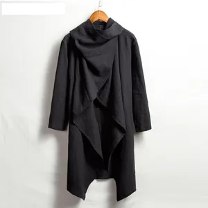 Detailansicht des Lagen-Drape-Designs an einem langen schwarzen Herren-Kapuzenmantel.