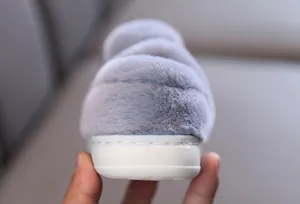 Dettaglio del tallone in peluche spesso e della morbida consistenza delle pantofole per bambini