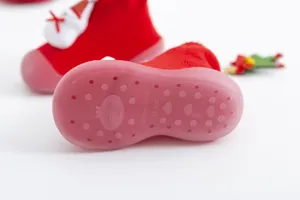 Vue macro détaillée de la semelle en caoutchouc antidérapante des chaussures bébé Noël.