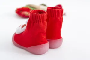 Vue détaillée de chaussettes de Noël rouges pour bébé avec motif de bonhomme de neige