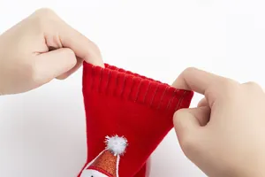 Gros plan montrant la haute élasticité du bord-côte des chaussettes de Noël épaisses bébé