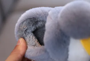 Vista macro dettagliata della morbida e calda fodera in peluche grigio per pantofole bimbi