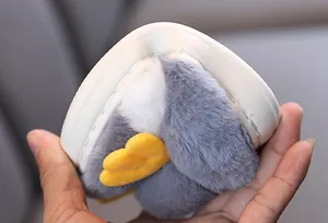 Primo piano dettagliato che mostra la suola antiscivolo flessibile delle pantofole di peluche bimbi